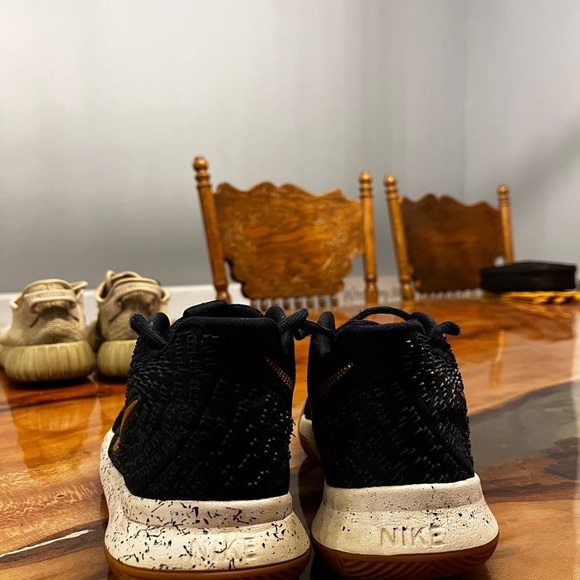 No box, only wore a couple times, won’t find them this clean for this price! - Picture 3 of 8